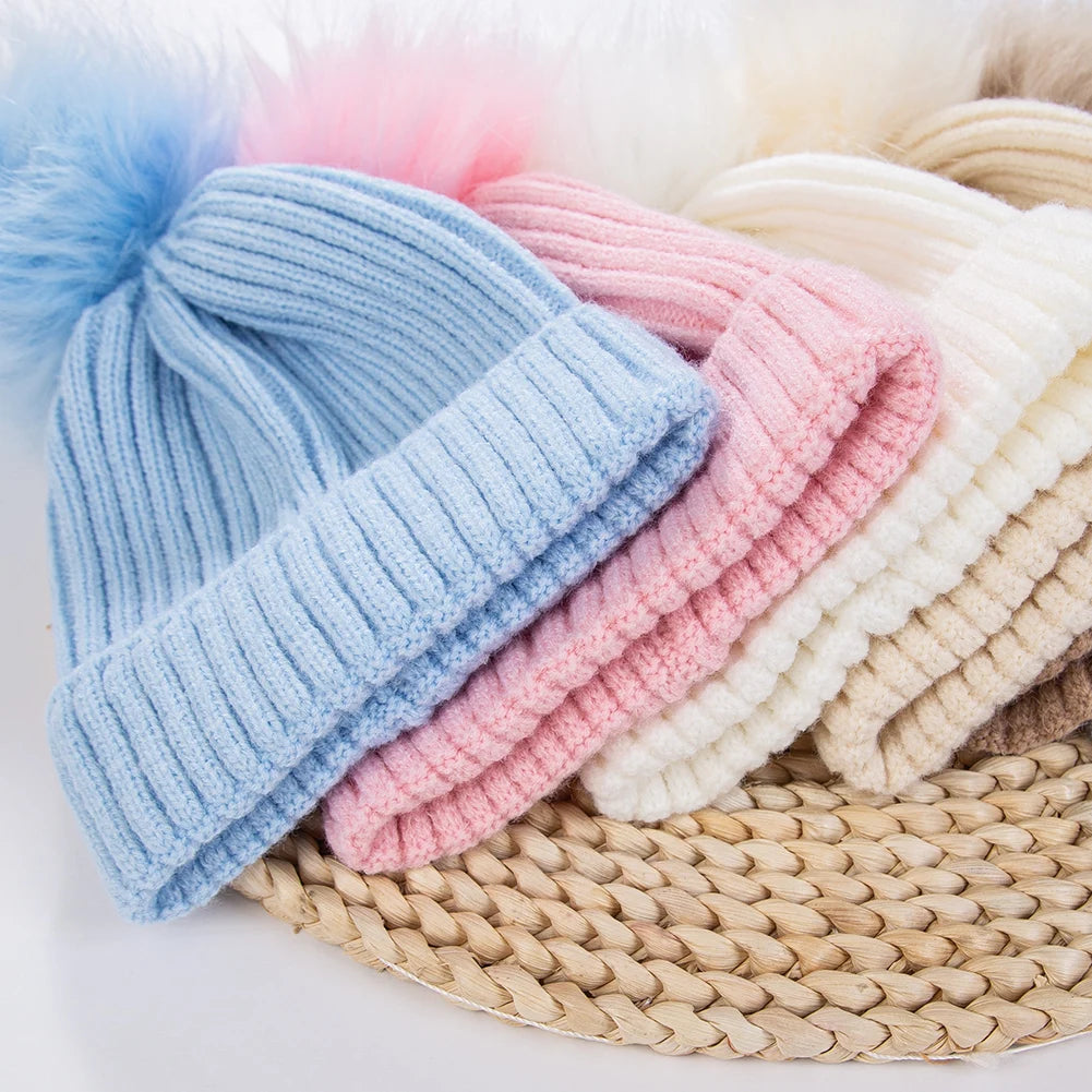 Touca Infantil com Pompom Grande – Tricô Macio | Para Bebês de 0 a 3 Anos