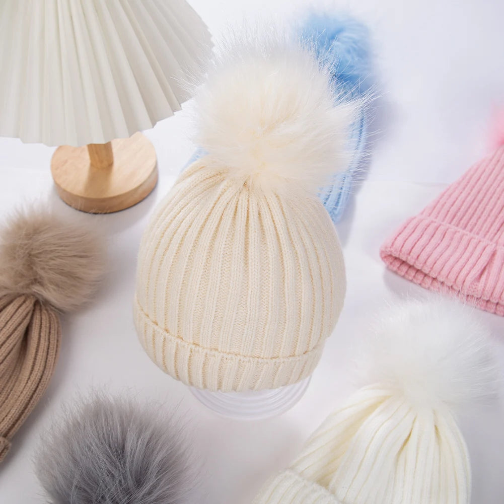 Touca Infantil com Pompom Grande – Tricô Macio | Para Bebês de 0 a 3 Anos
